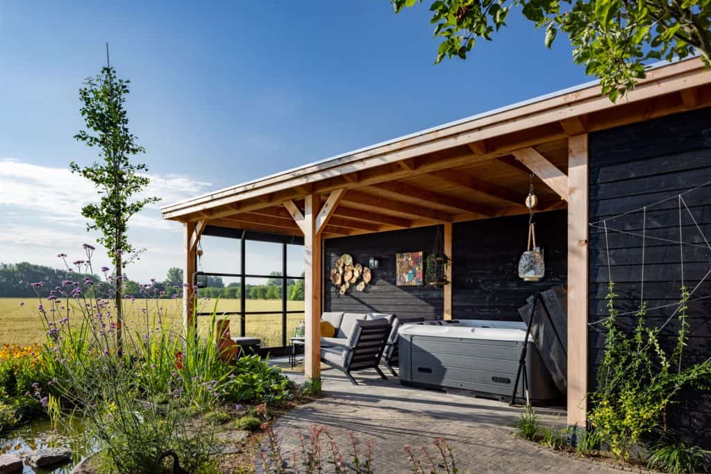 luxe tuinhuis met zithoek en jacuzzi