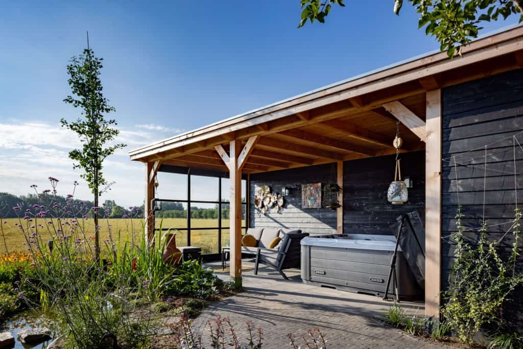 kachel in buitenverblijf met jacuzzi