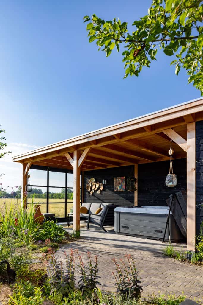 Open haard in buitenverblijf met jacuzzi