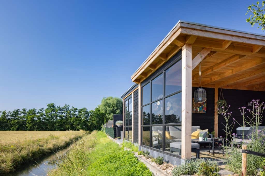 Open haard in buitenverblijf zij aanzicht