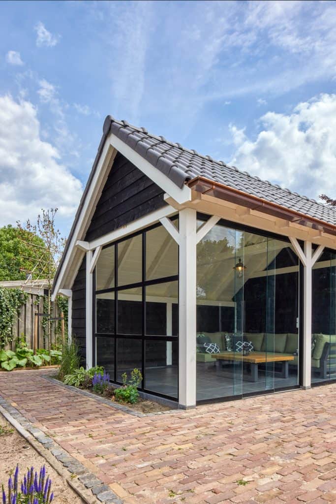 luxe tuinhuis met glazen schuifwanden